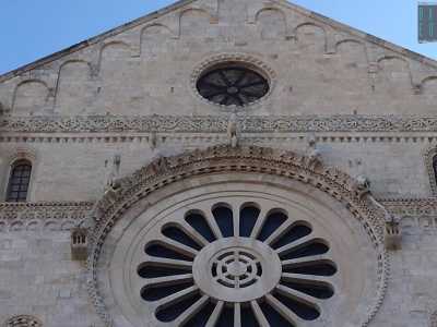 La fascia che sovrasta il rosone della Cattedrale di San Sabino � abbellita da arabeschi tipicamente orientali
